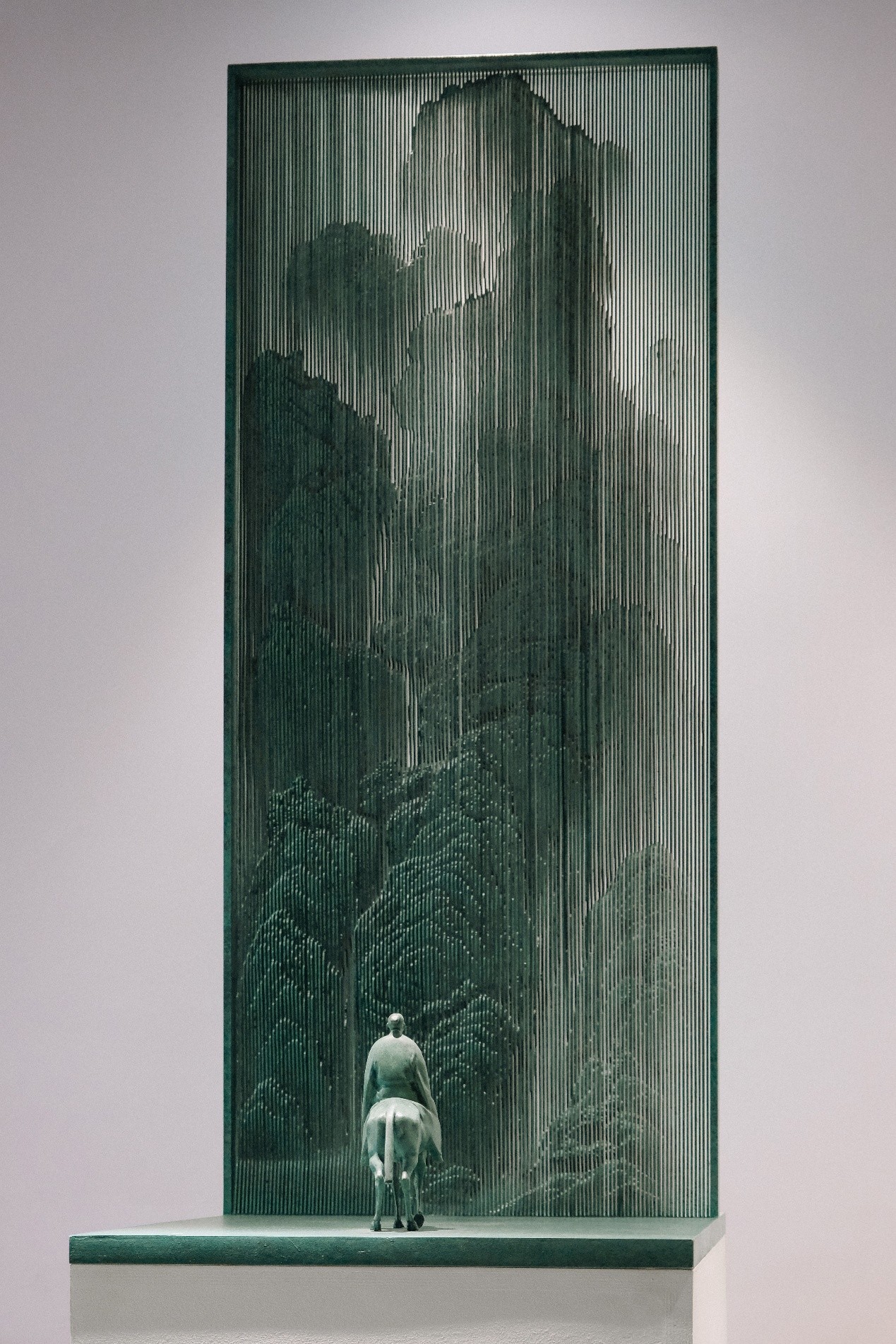 <h2>《看山还是山》</h2><p>作者：张新宇</p><p>创作年代：2024年</p><p>规格：120cm×62cm× 150cm</p><p>品类：铝、铜</p>